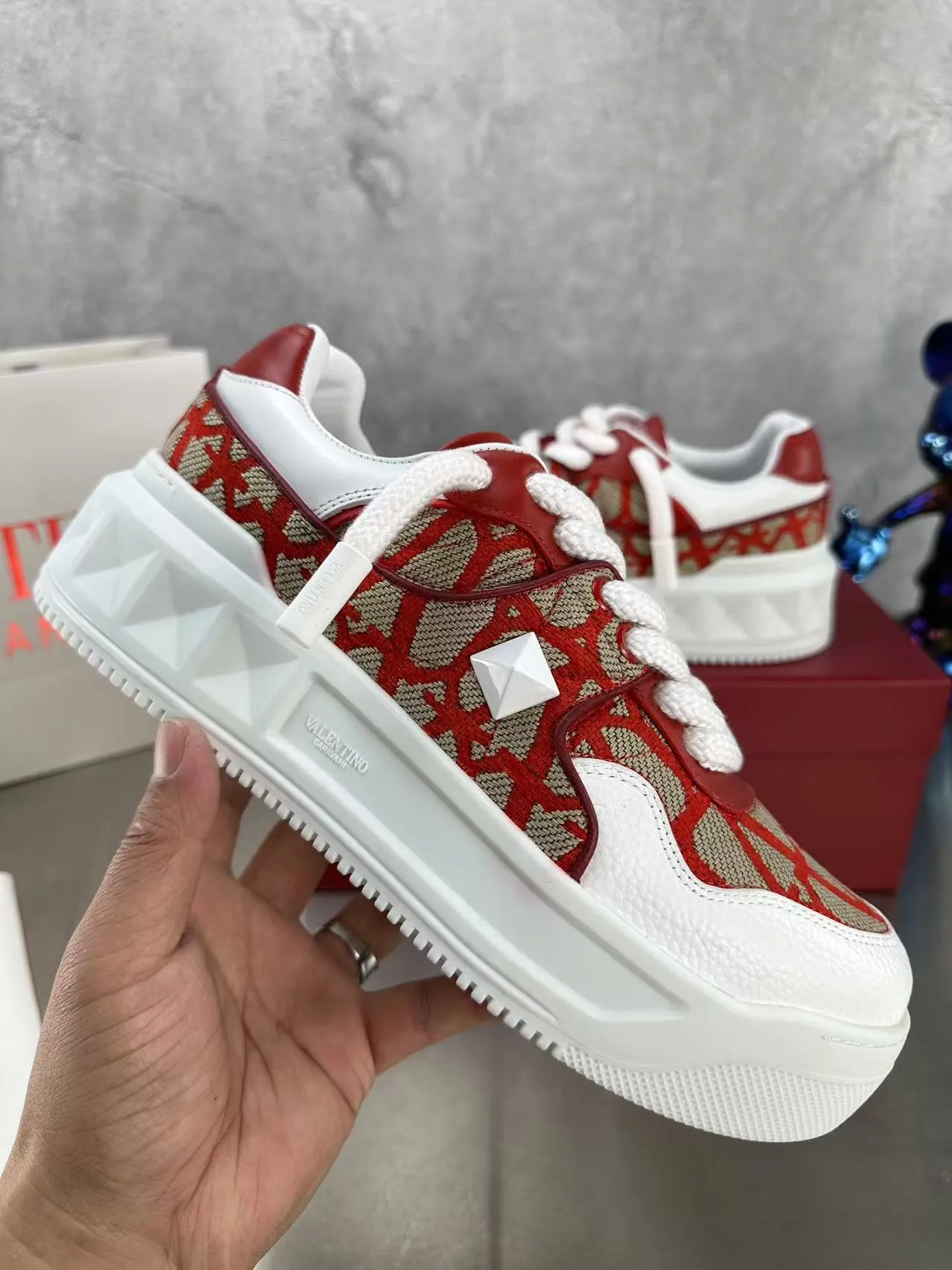 👟👟Ex-factory price 640👟👟 🔺Valentino🔺Valentino new casual shoes 2023 latest model hot style for catwalk couples, thick shoelaces, the same style as Elsa Hosk, Zhang Yixing, Guan Xiaotong and many other stars 🔥 Top version + lasting process, full oil edge on the upper. Fabric: Customized cowhide + cowhide lining with breathable mesh. Outsole: original molded TPU thickened outsole. Size for women is 35-40. Men’s size is 39-45.